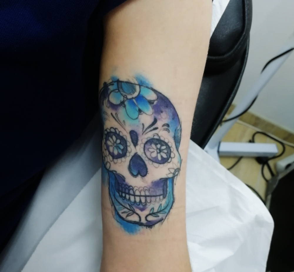 Tatuaje de color azul antes del tratamiento con láser PicoSure en Ink Láser Alicante
